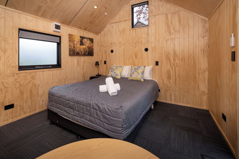 CABIN, QUEEN BED