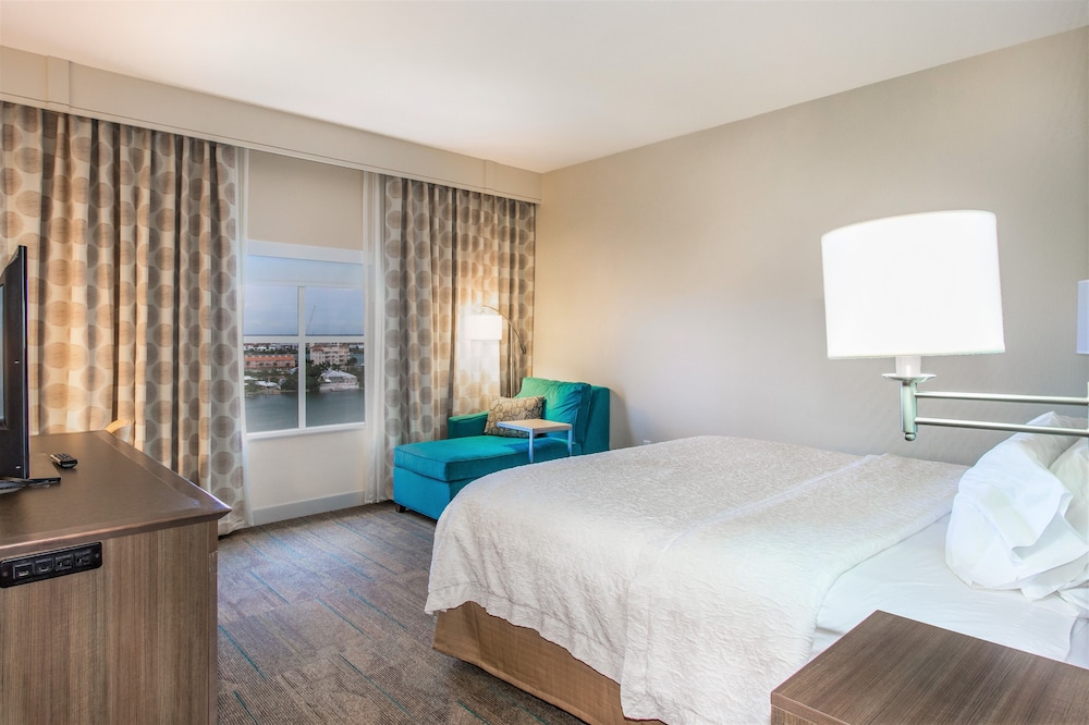 Hampton Inn and Suites by Hilton Clearwater Beach 17/83
