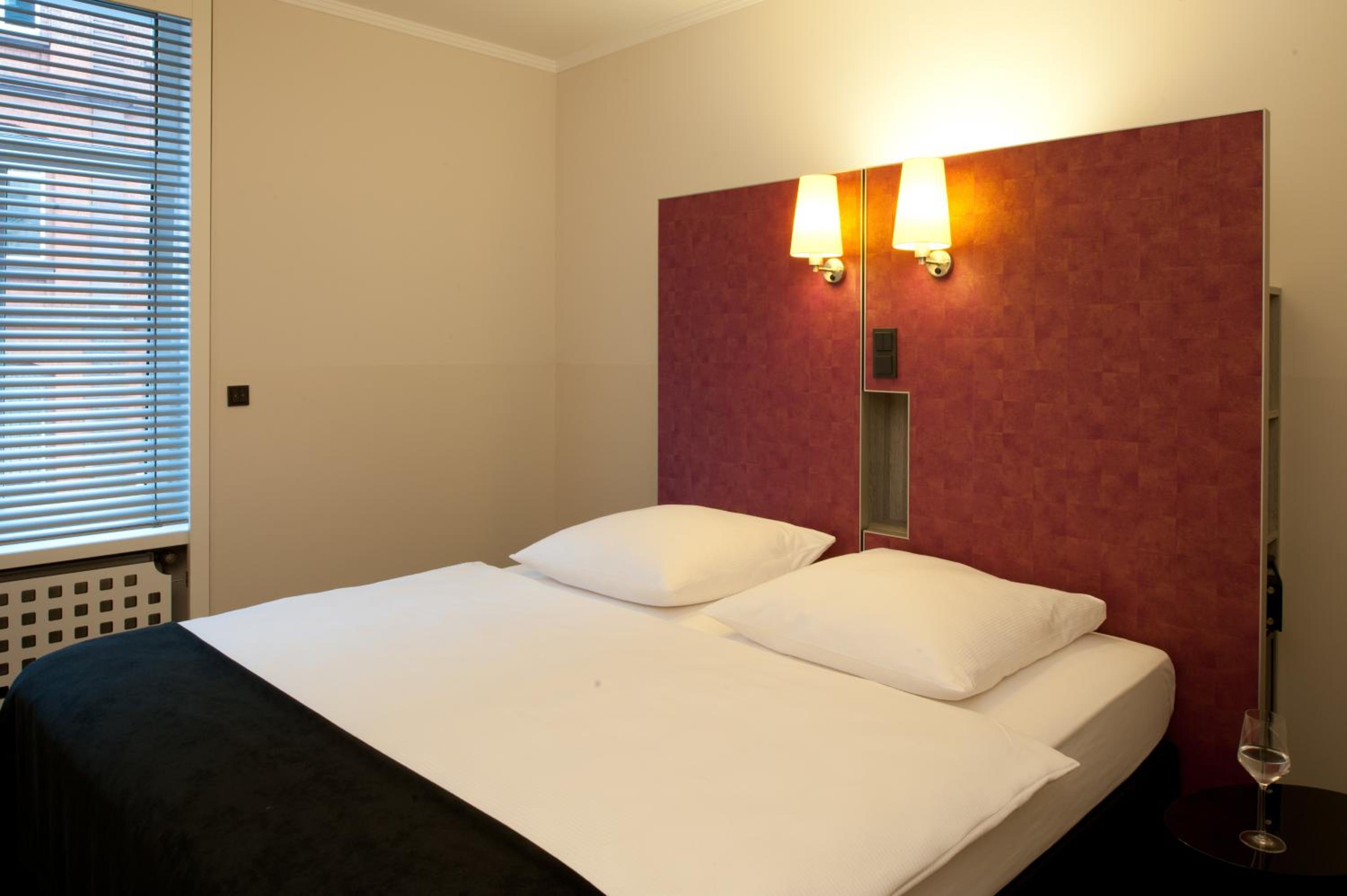 ROOM, TWIN BEDS