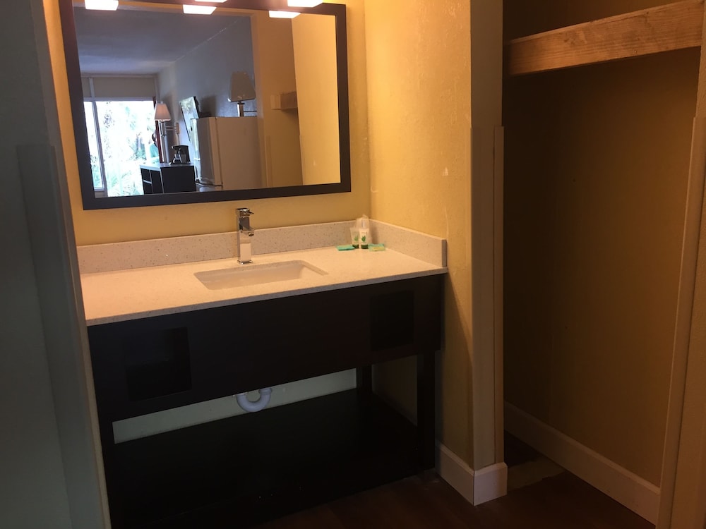 Blu Atlantic Oceanfront Hotel Suites 59/59