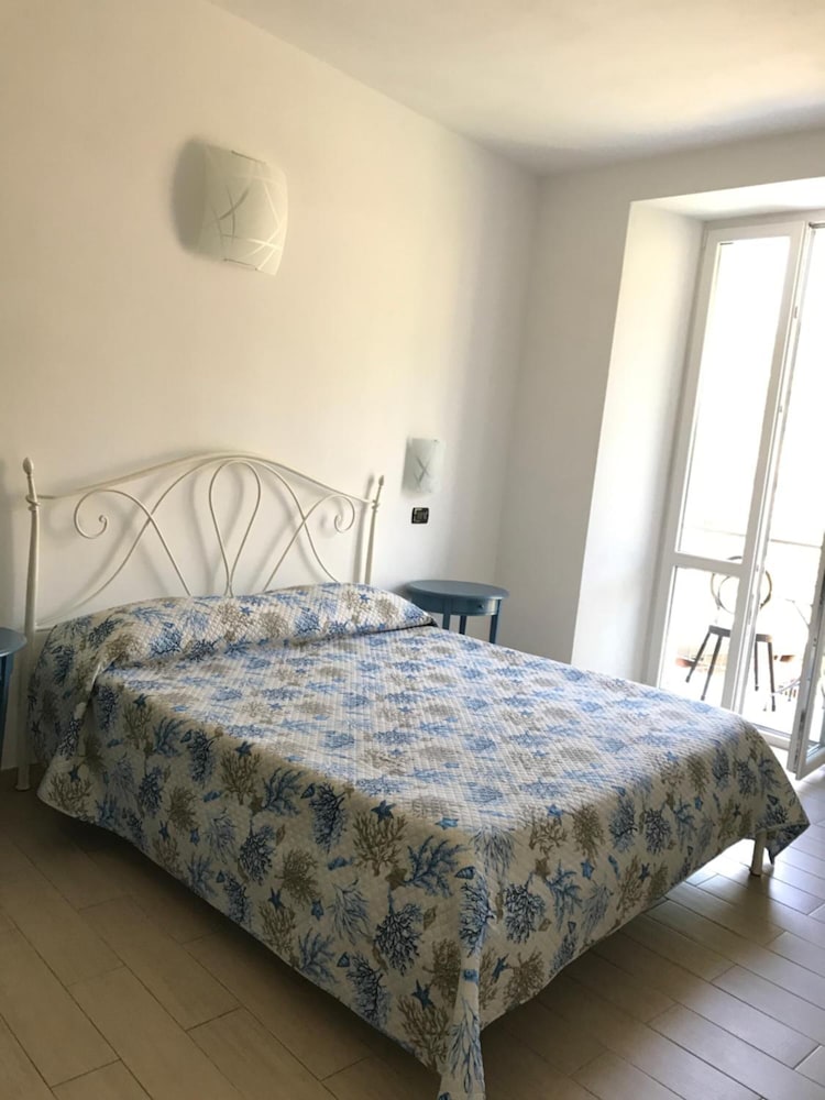 Sandra Villa Rooms 8/43