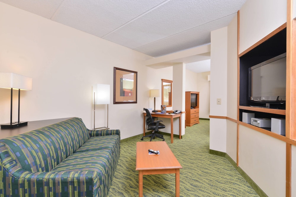 Fairfield Inn Suites Hickory 24/40