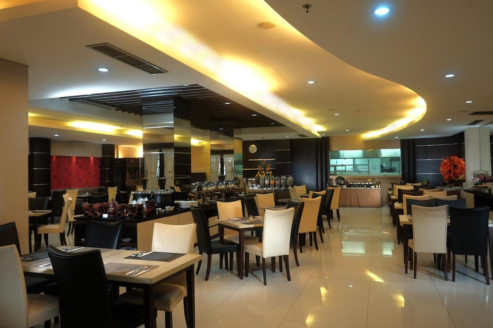 Megaland Hotel 44/53