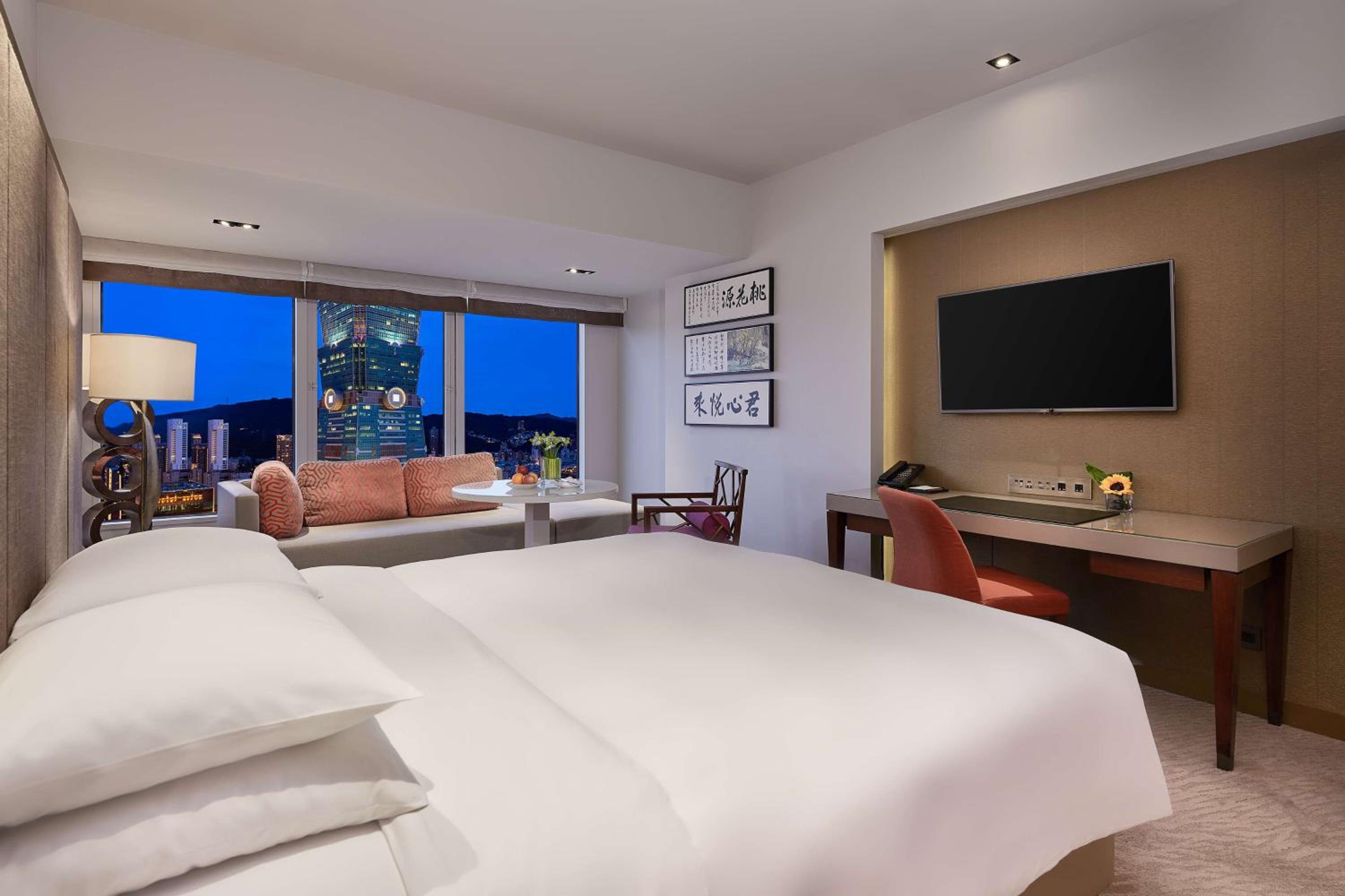 Room, King Bed, Taipei 101 View, Sofa