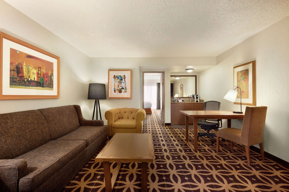 The Signature Suites 24/67
