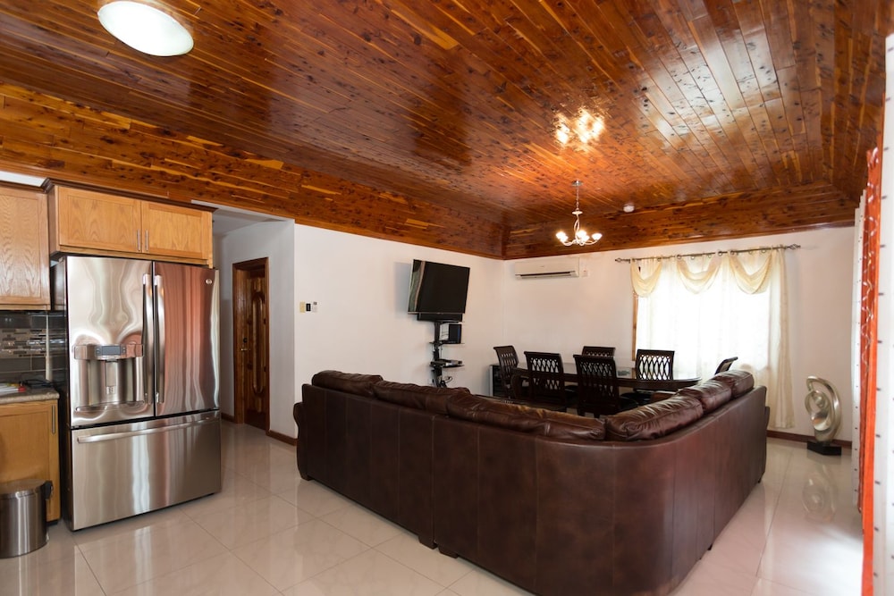 New Kingston Guest Apt At Fairway 2/24