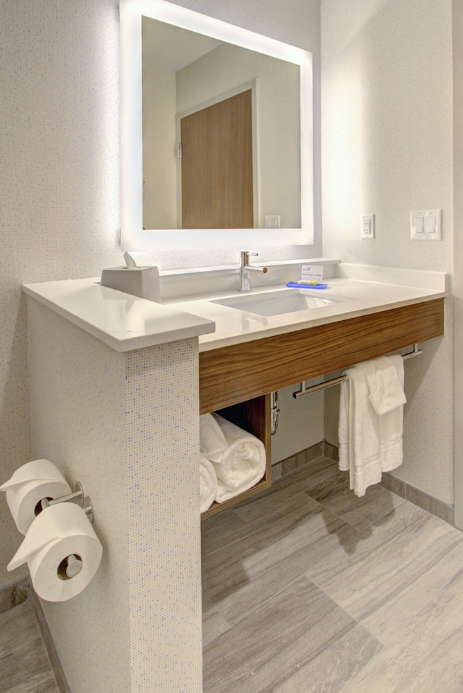 Holiday Inn Express Suites Charlotte Southwest 26/42