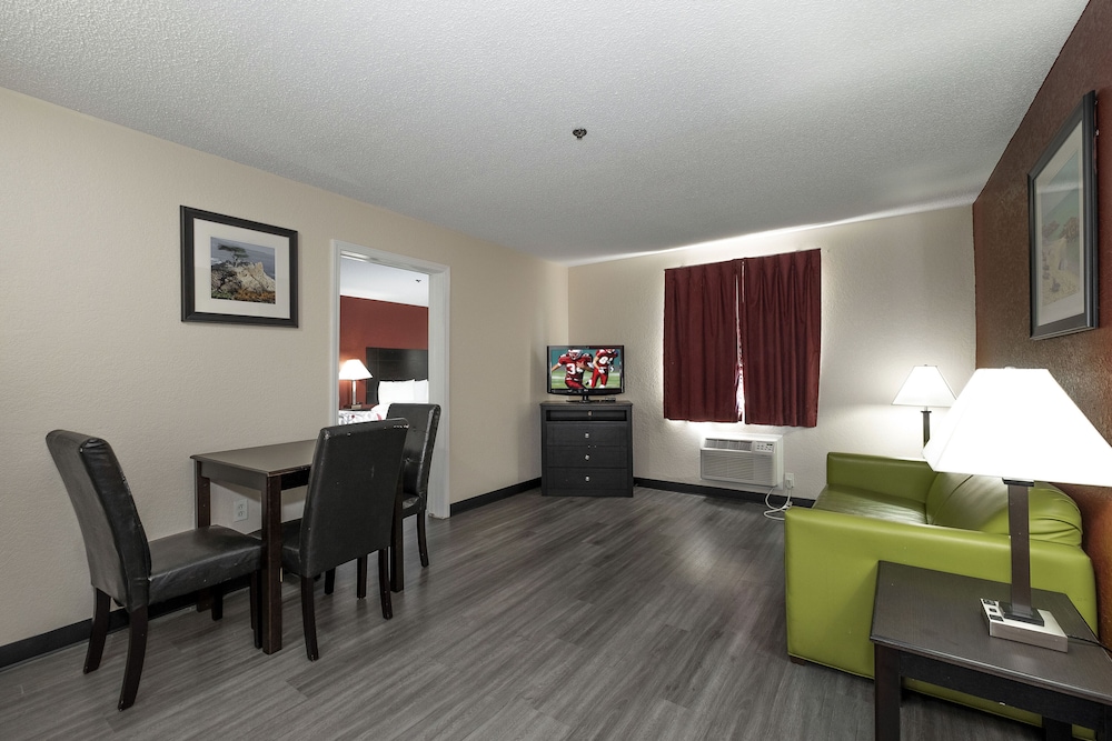Red Roof Inn And Suites Pensacola Nas Corry 39/44