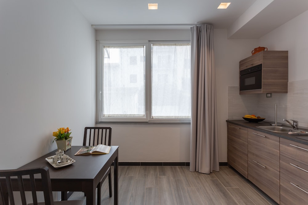 Carla s Rooms with Private Bathroom & Kitchen 16/26