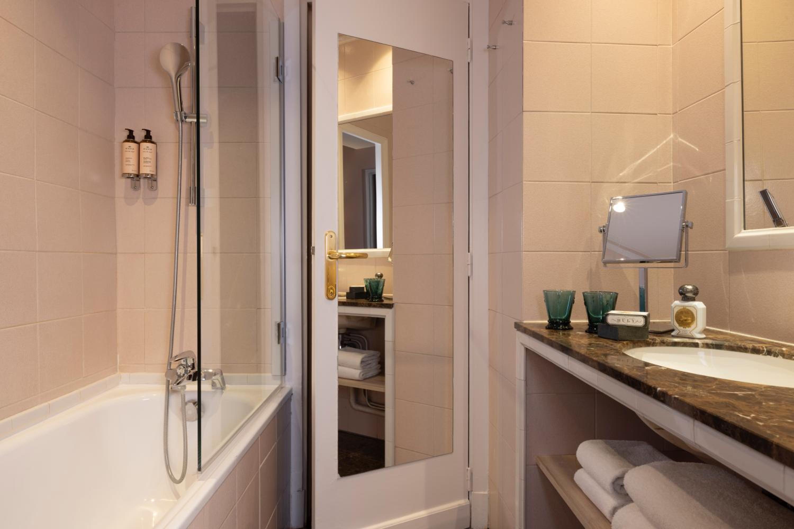 غرفة كلاسيكية صغيرة بسرير كوين بشرفة، Hotel Le Saint Gregoire 2/2