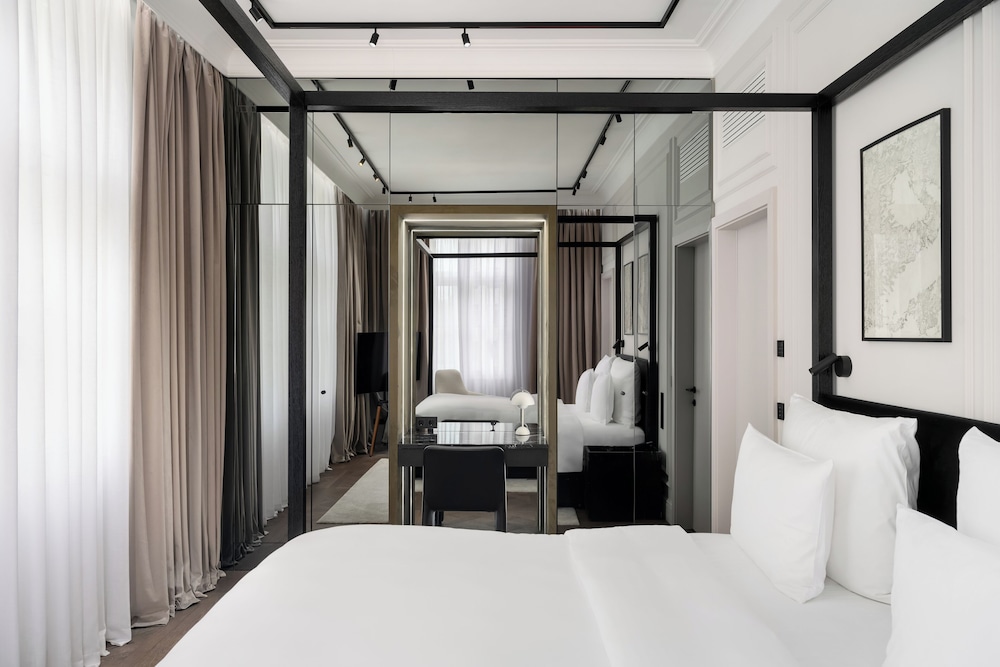 EXECUTIVE, SUITE