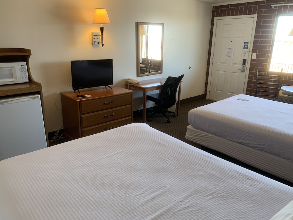 Room, 2 Queen Beds, Kitchenette, Days Inn by Wyndham Lake Point 3/7
