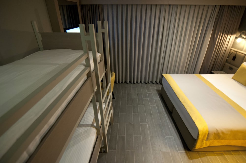 Hotel Seraglio 37/70