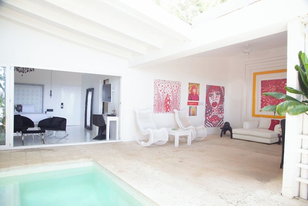 Le Cameleon Hotel 36/65