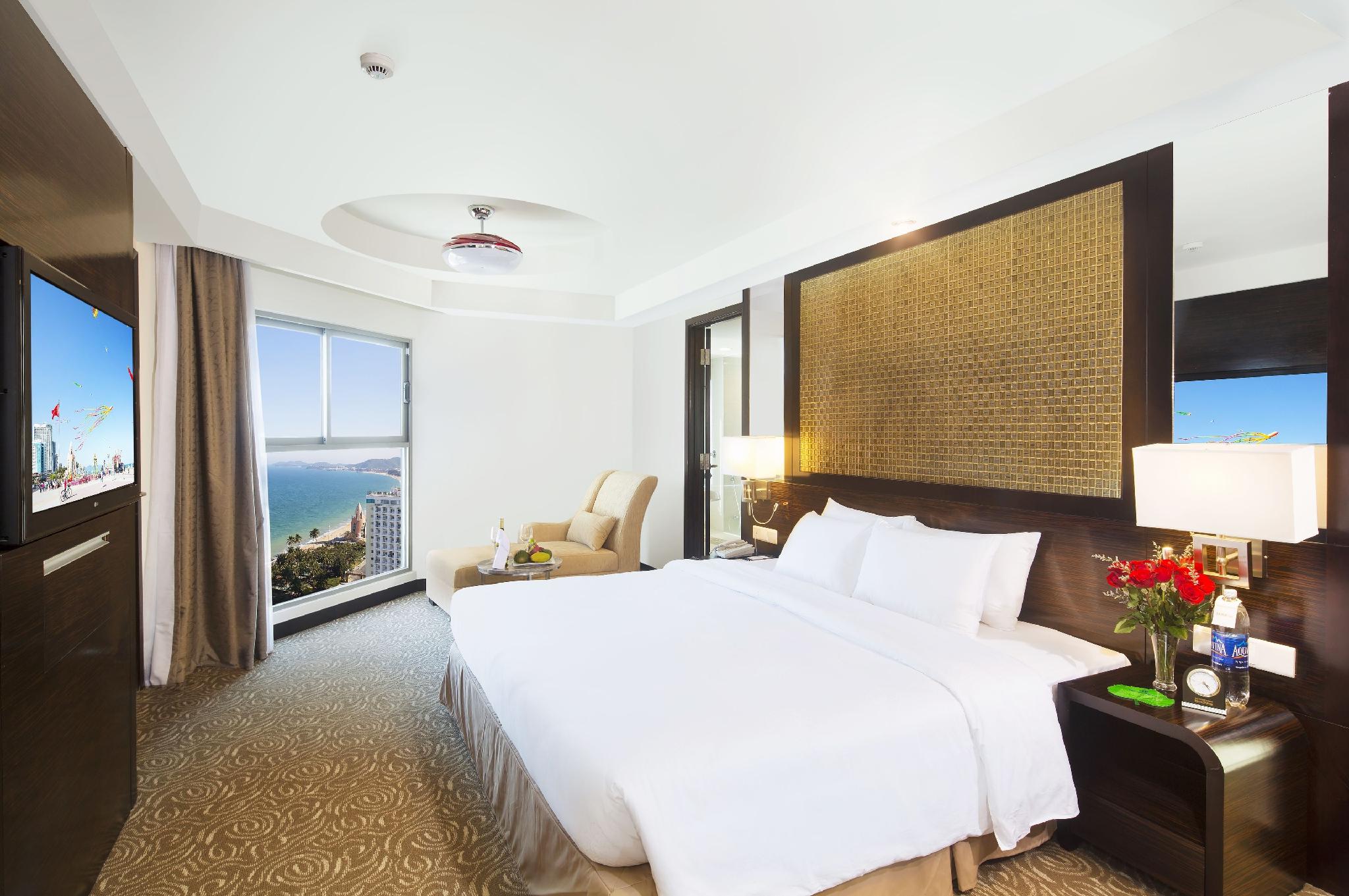 Club, Suite, Queen Bed, Ocean View