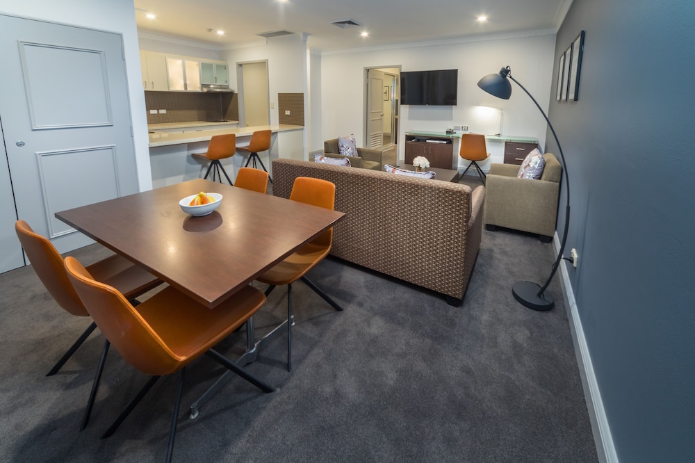 HYDE PARK INN 35/50