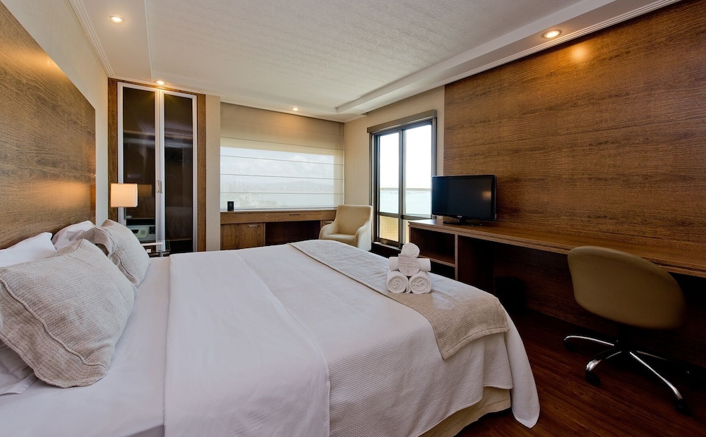 STANDARD, DOUBLE BED, PARTIAL SEA VIEW, BALCONY