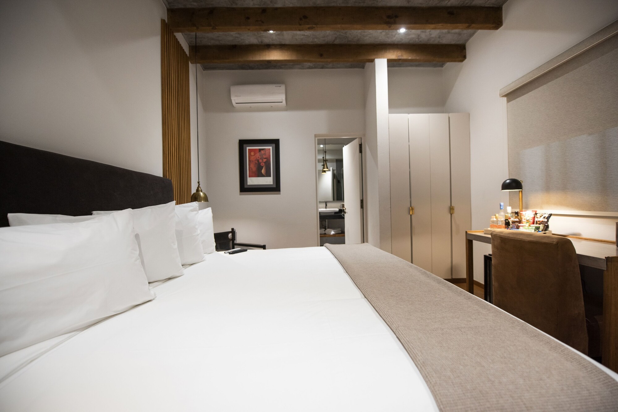 DELUXE, KING BED
