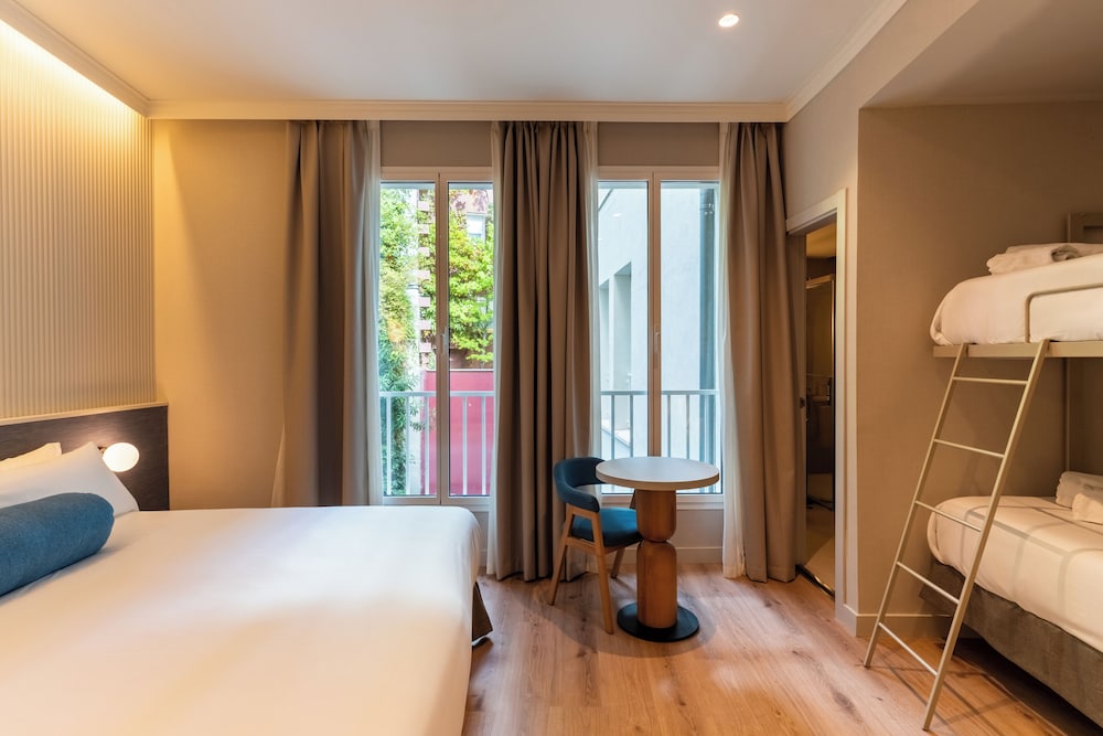 غرفة رباعية بسرير مزدوج وسرير بطابقين، Petit Palace Plaza Espana 4/10