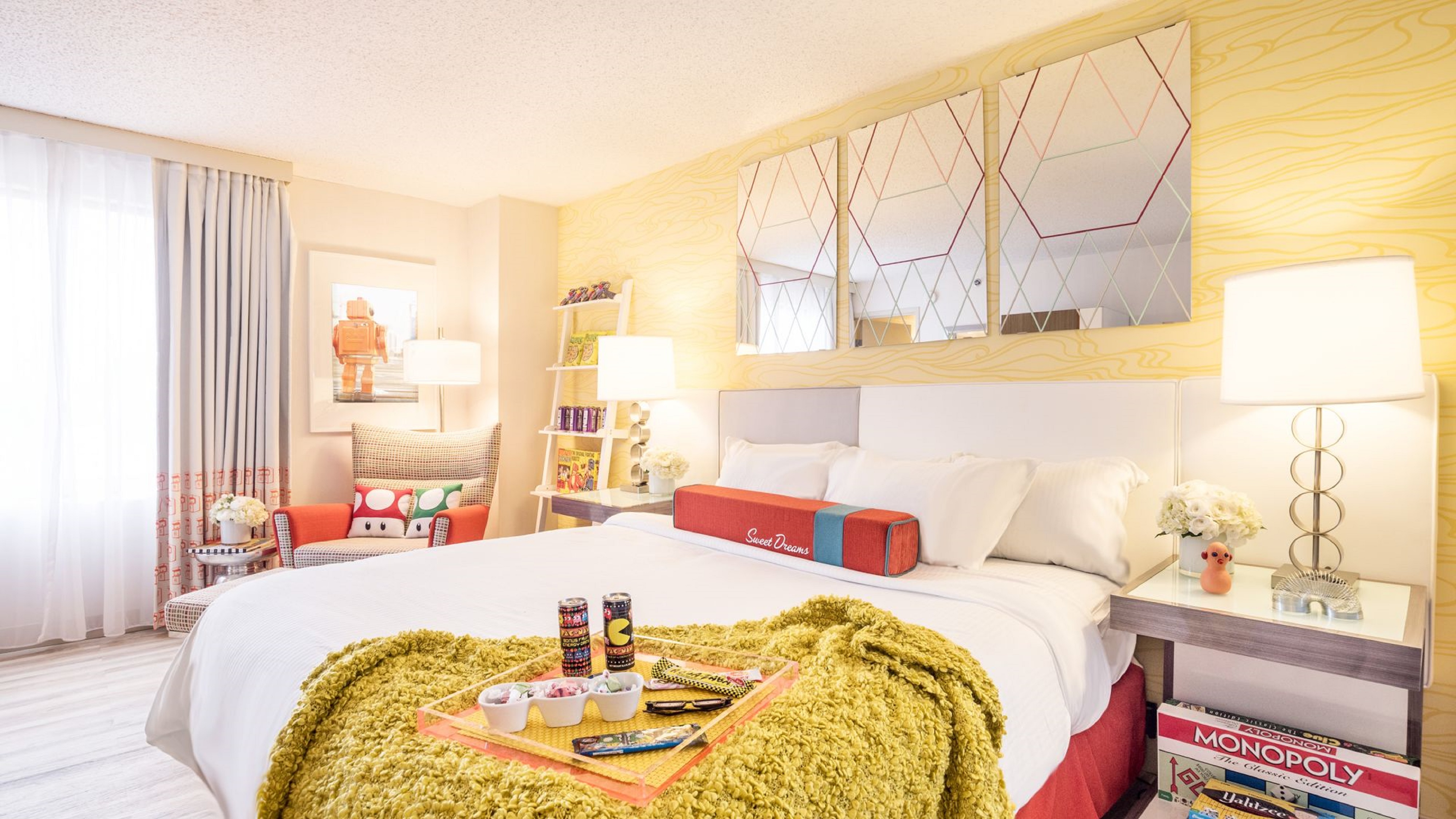 HYPERTHEMED, SUITE, KING BED
