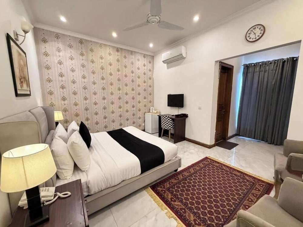 Rhodium Elite Hotel 41/56
