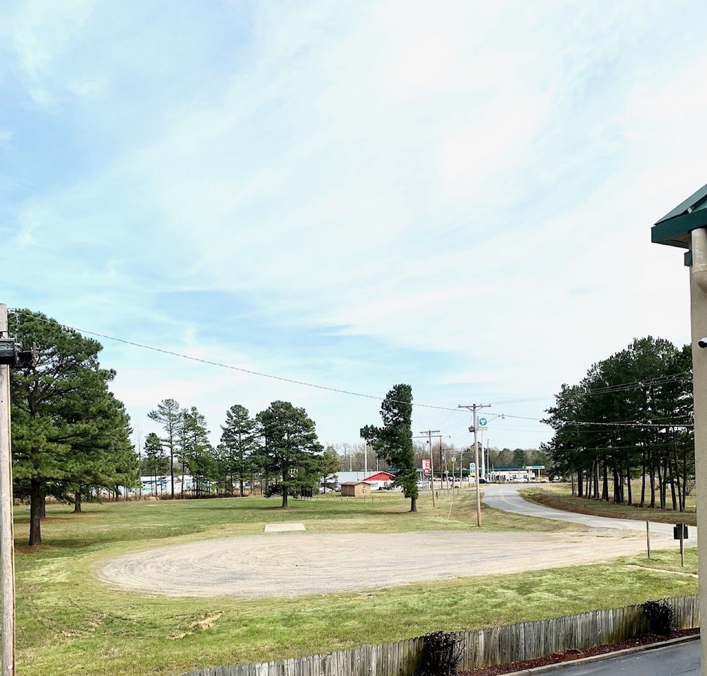 Days Inn by Wyndham North Little Rock/ Maumelle 51/56