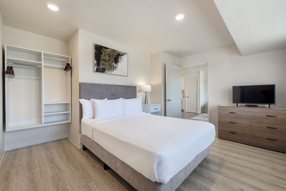 2 BEDROOMS, SUITE