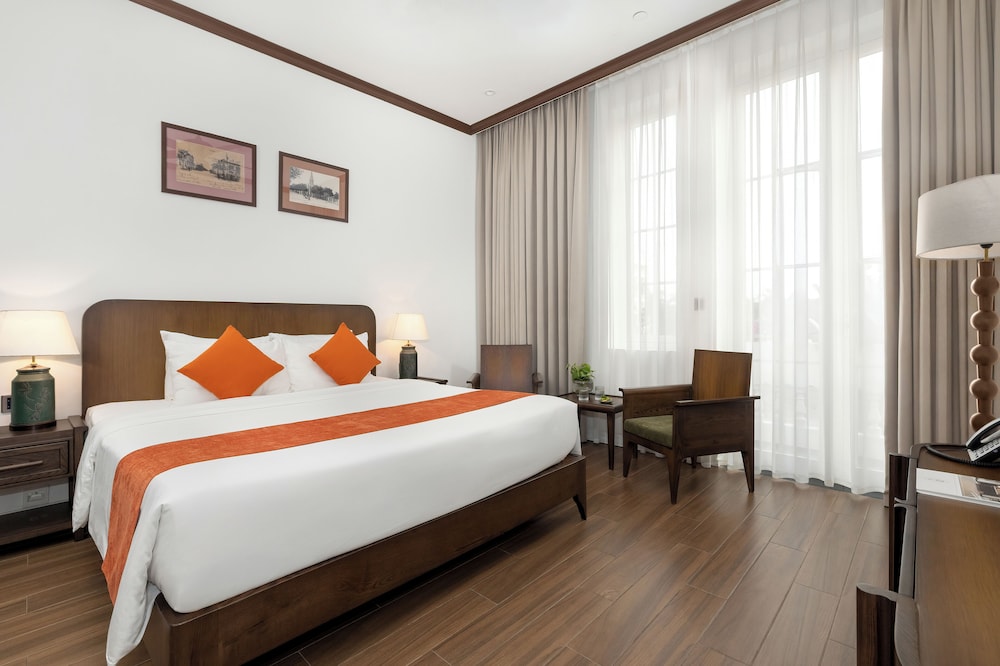 DELUXE, DOUBLE BED, BALCONY, BATHTUB