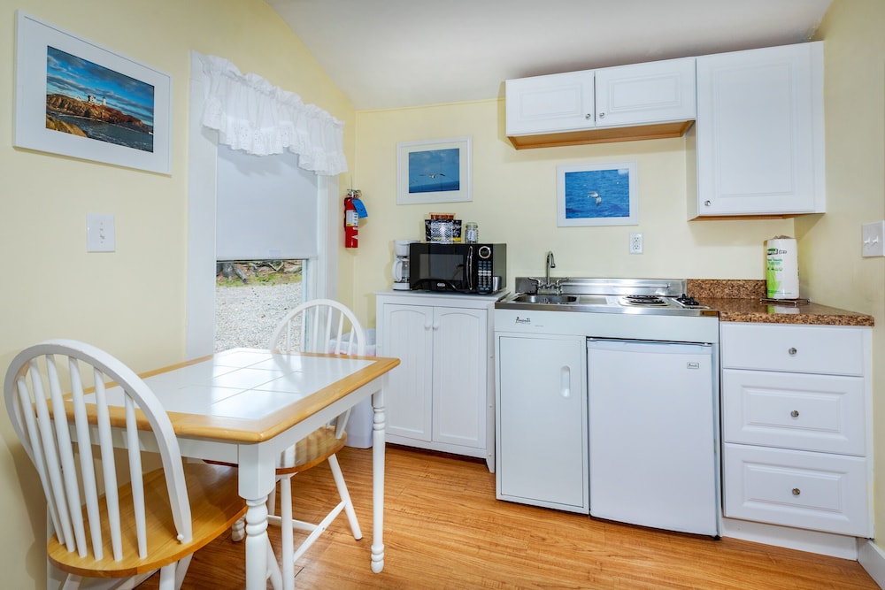 2 River Road Inn & Cottages 10/50
