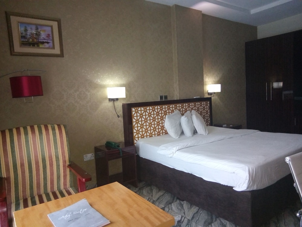 EXECUTIVE, SUITE