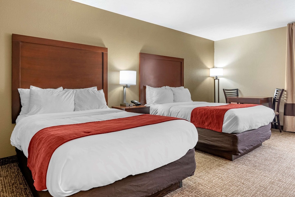 Comfort Inn & Suites Cincinnati Eastgate 16/40