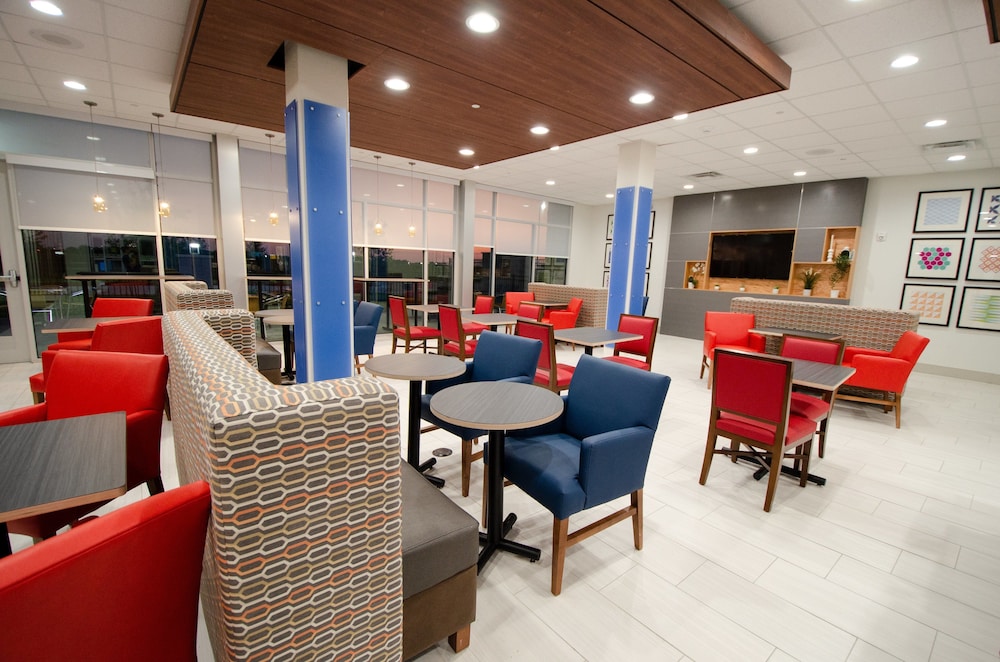 Holiday Inn Express and Suites Taylor 43/52