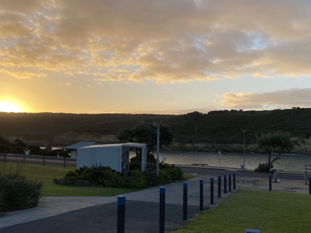 SOUTHERN OCEAN MOTOR INN 63/67