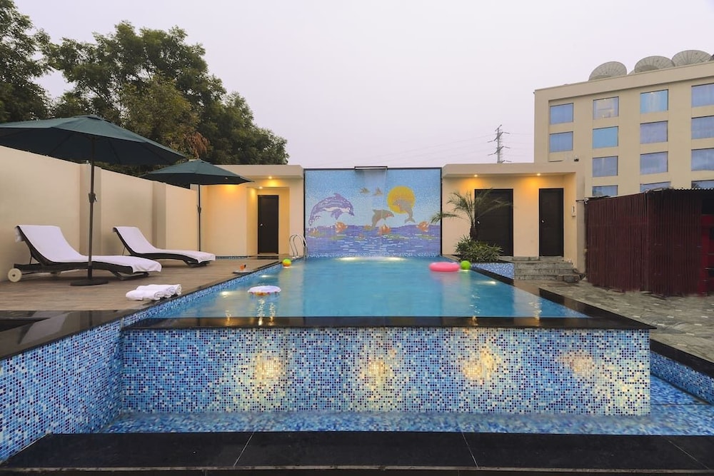 Royale Sarovar Portico Agra 6/65
