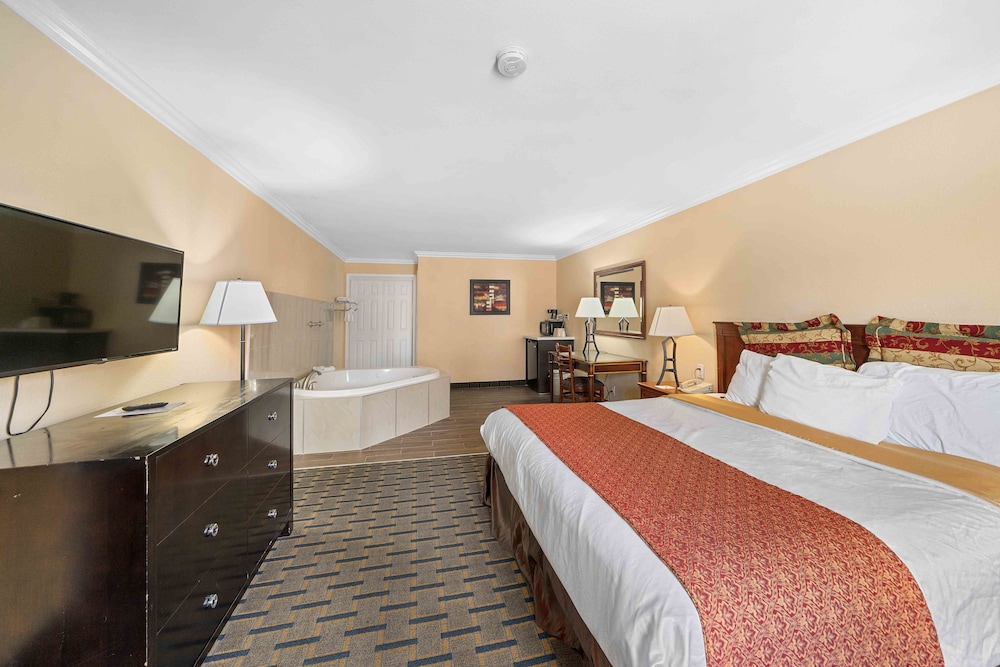 ROOM, KING BED, JETTED TUB