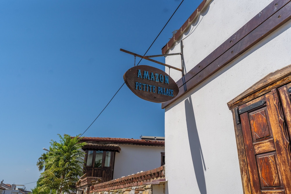 Amazon Petite Palace 3/50