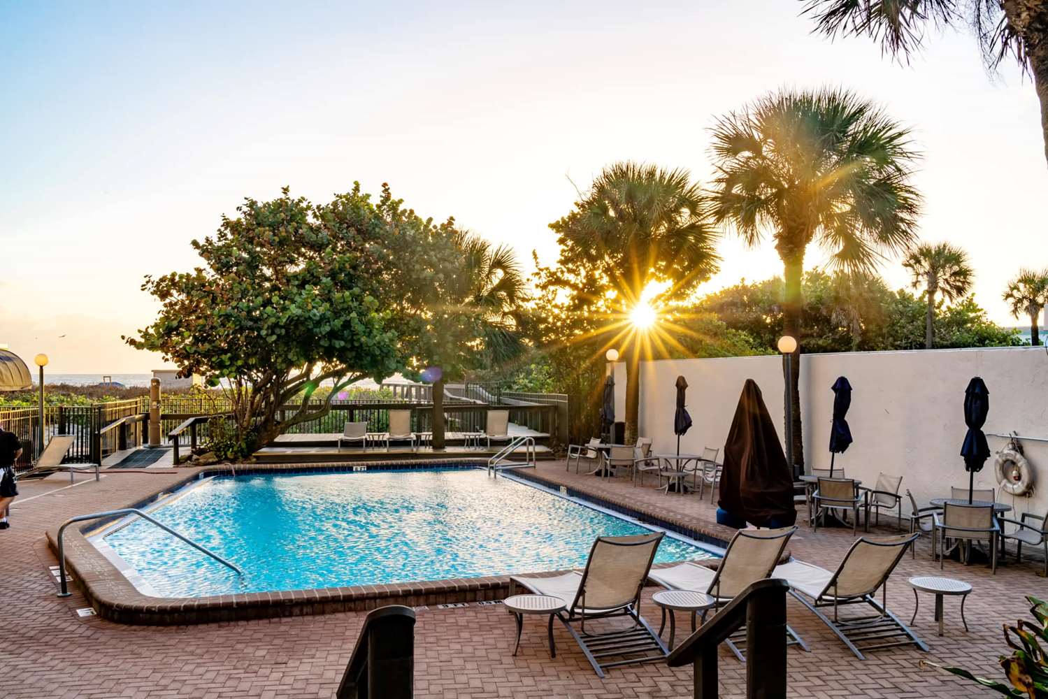 La Quinta Inn & Suites by Wyndham Cocoa Beach Oceanfront 47/54