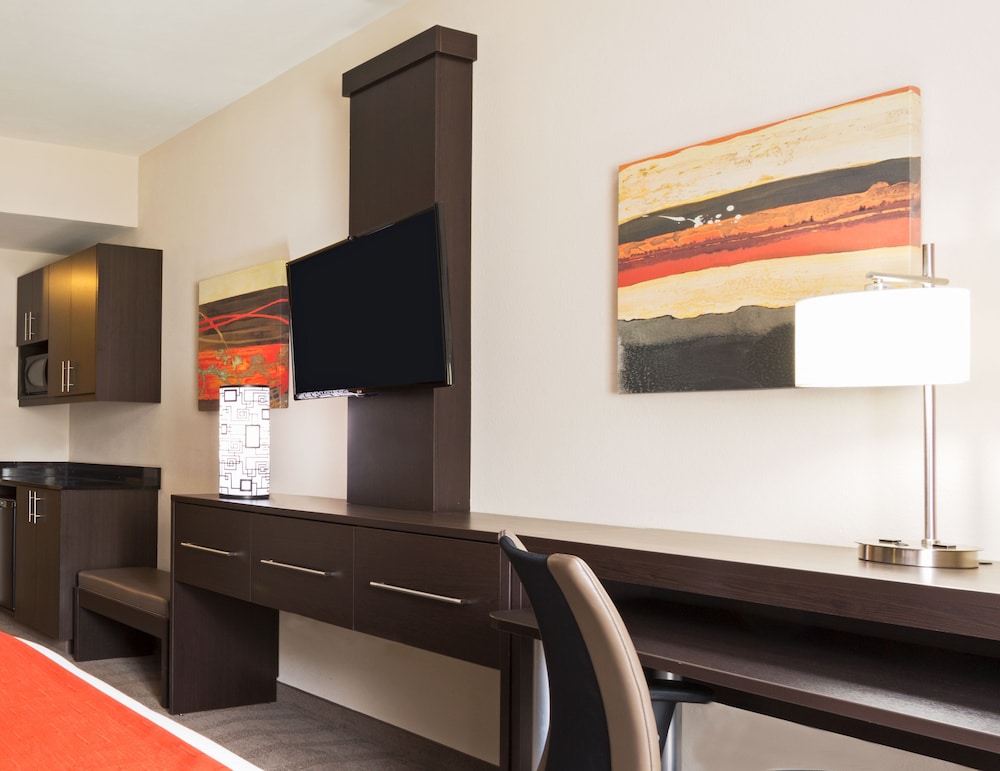 Holiday Inn Express and Suites Naples Downtown 52/64