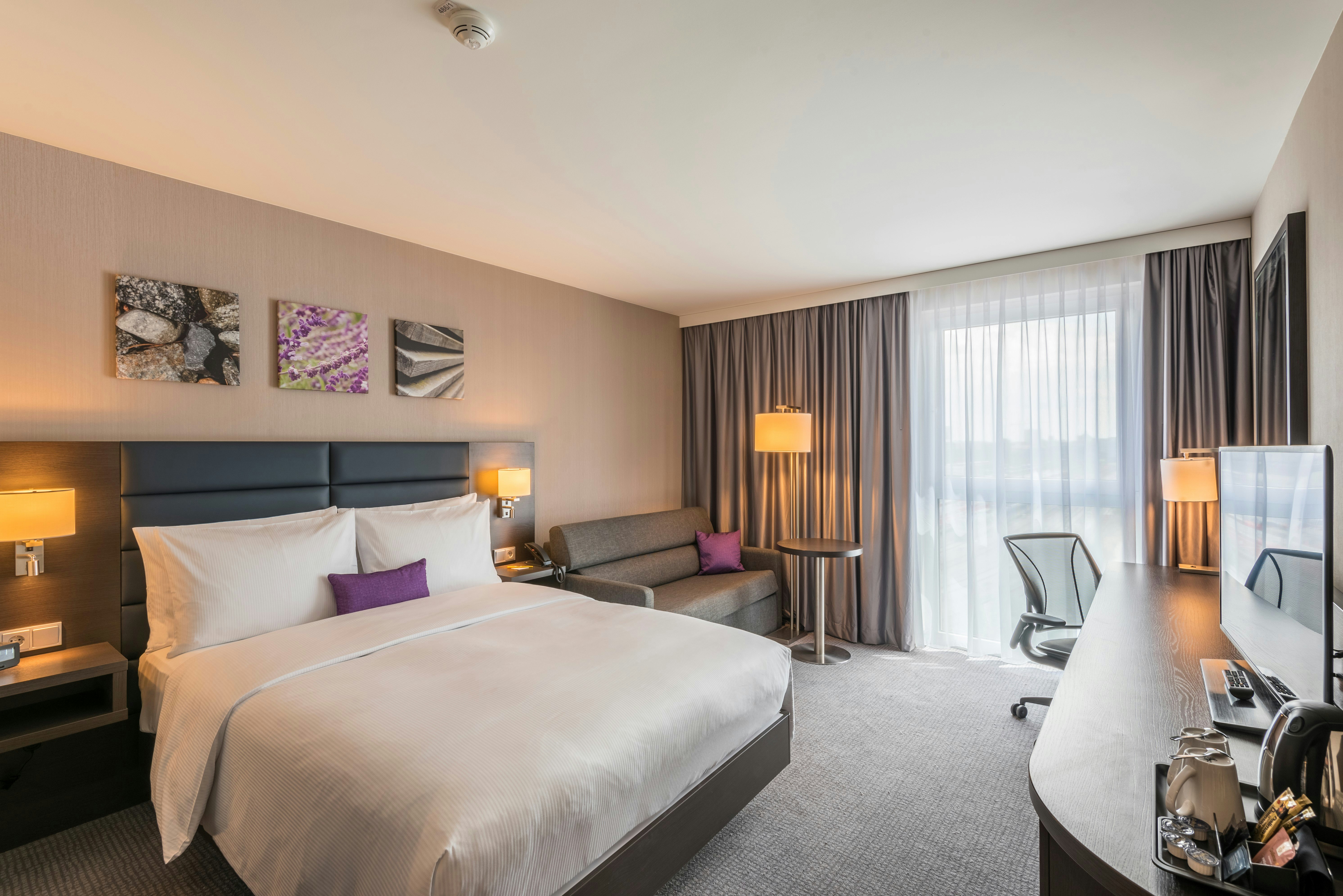 ROOM, KING BED, SOFA