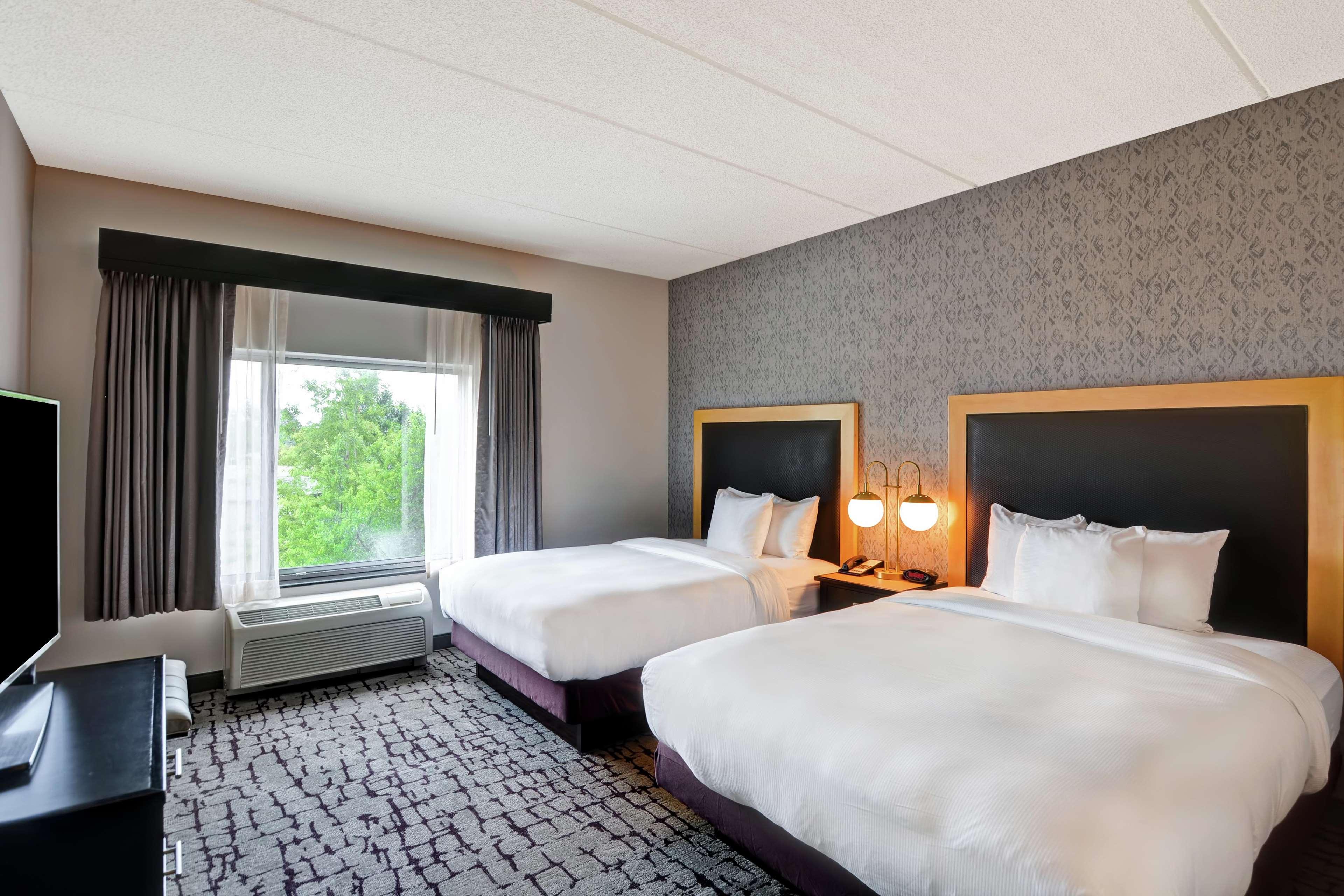 1 BEDROOM, SUITE, 2 QUEEN BEDS, SOFA