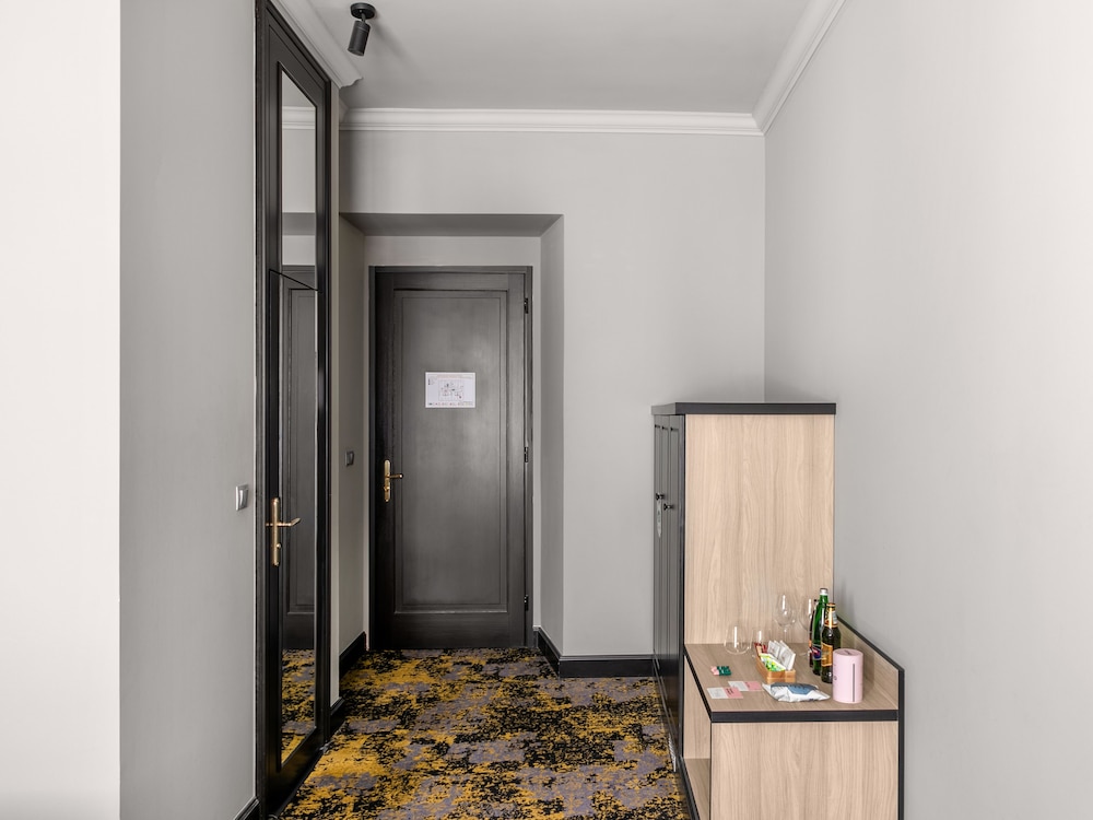 numa l Root Rooms and Apartments 10/81
