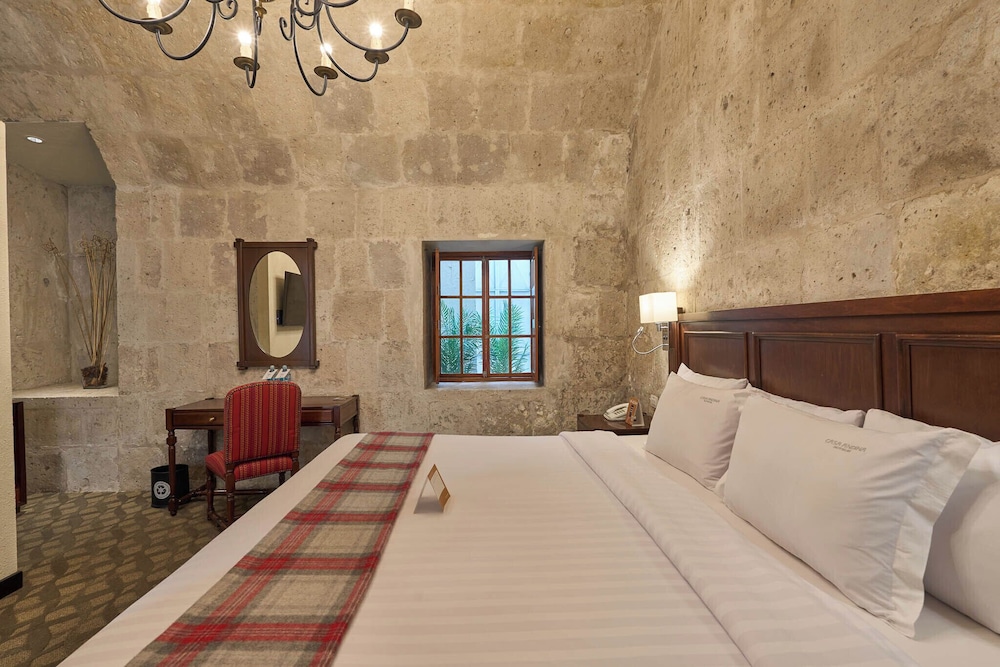 Colonial, Suite, King Bed