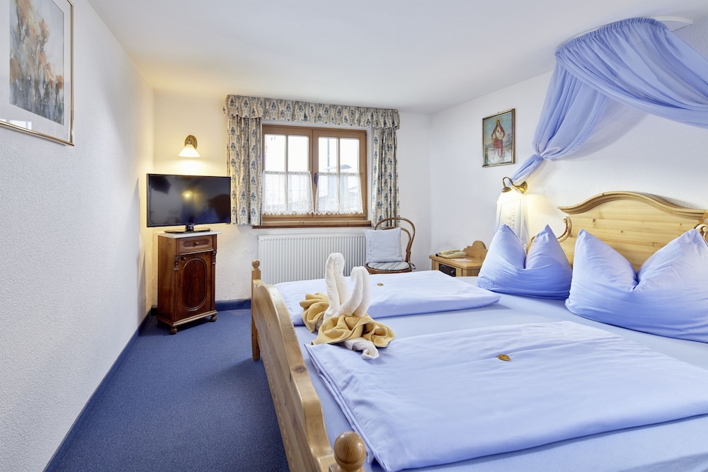 ROMANTIC, DOUBLE BED