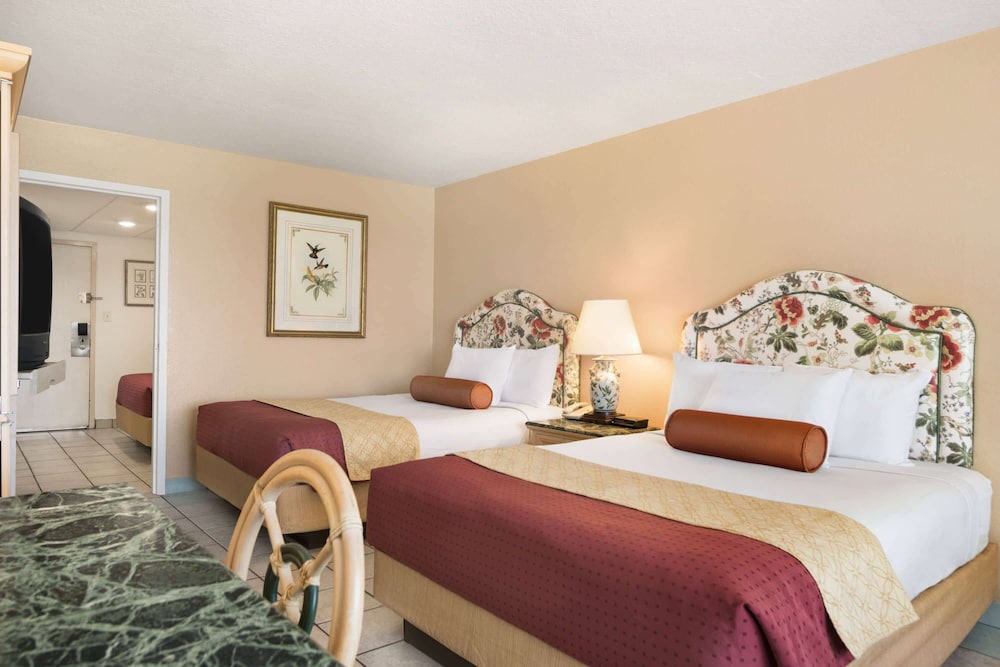 Days Inn By Wyndham Panama City Beach/Ocean Front 20/53