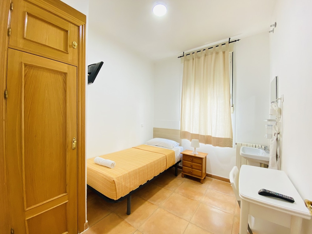 ROOM, SINGLE, SHARED BATHROOM