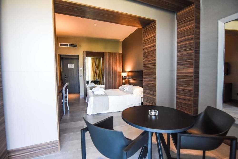 Waldorf Suite Hotel 34/47