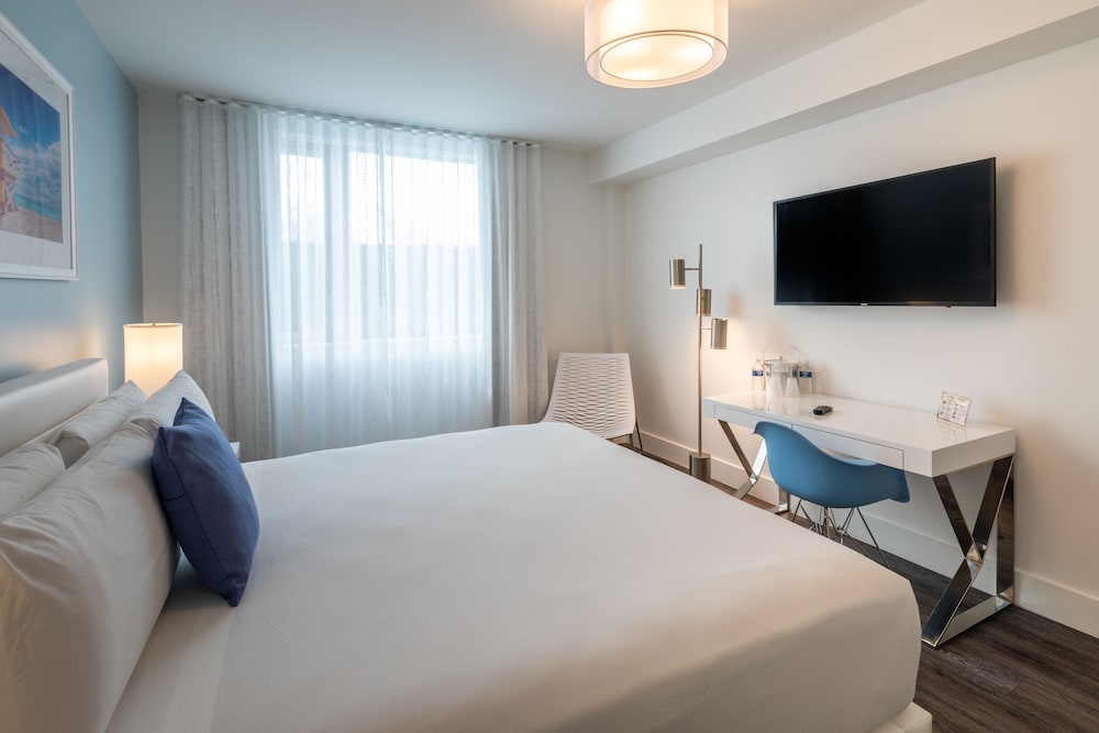 DELUXE, KING BED, BALCONY
