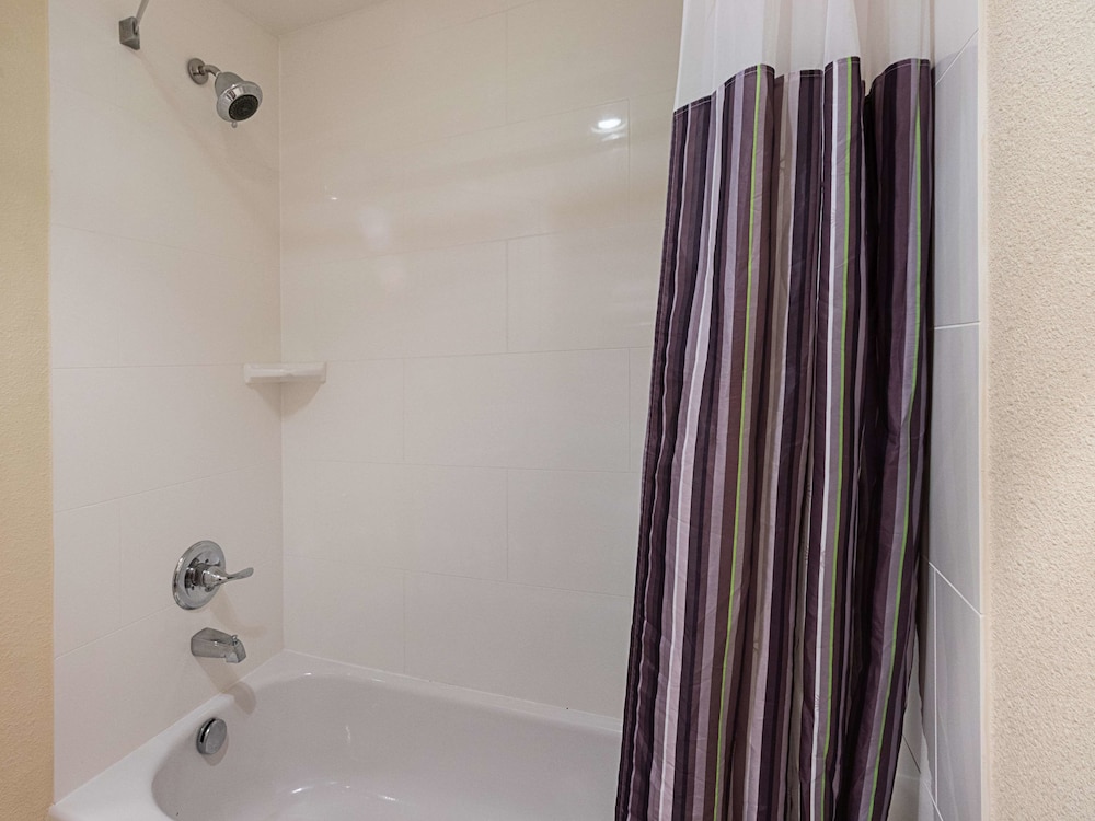 La Quinta Inn & Suites by Wyndham DFW Airport South / Irving 25/52