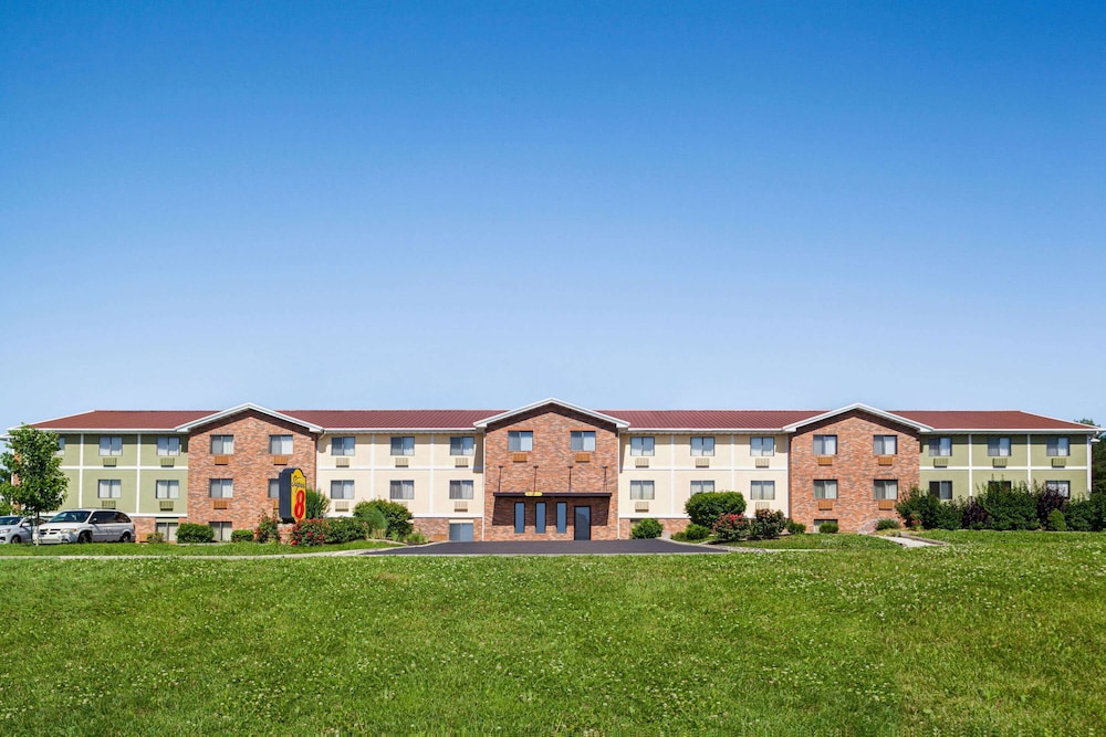 Super 8 by Wyndham Lenexa Overland Park/Mall Area 8/70