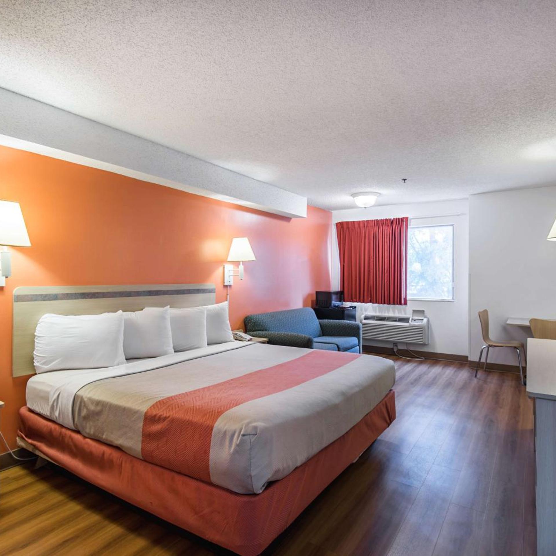 غرفة ديلوكس بسرير كينج، Motel6 Lawrence, KS 2/8